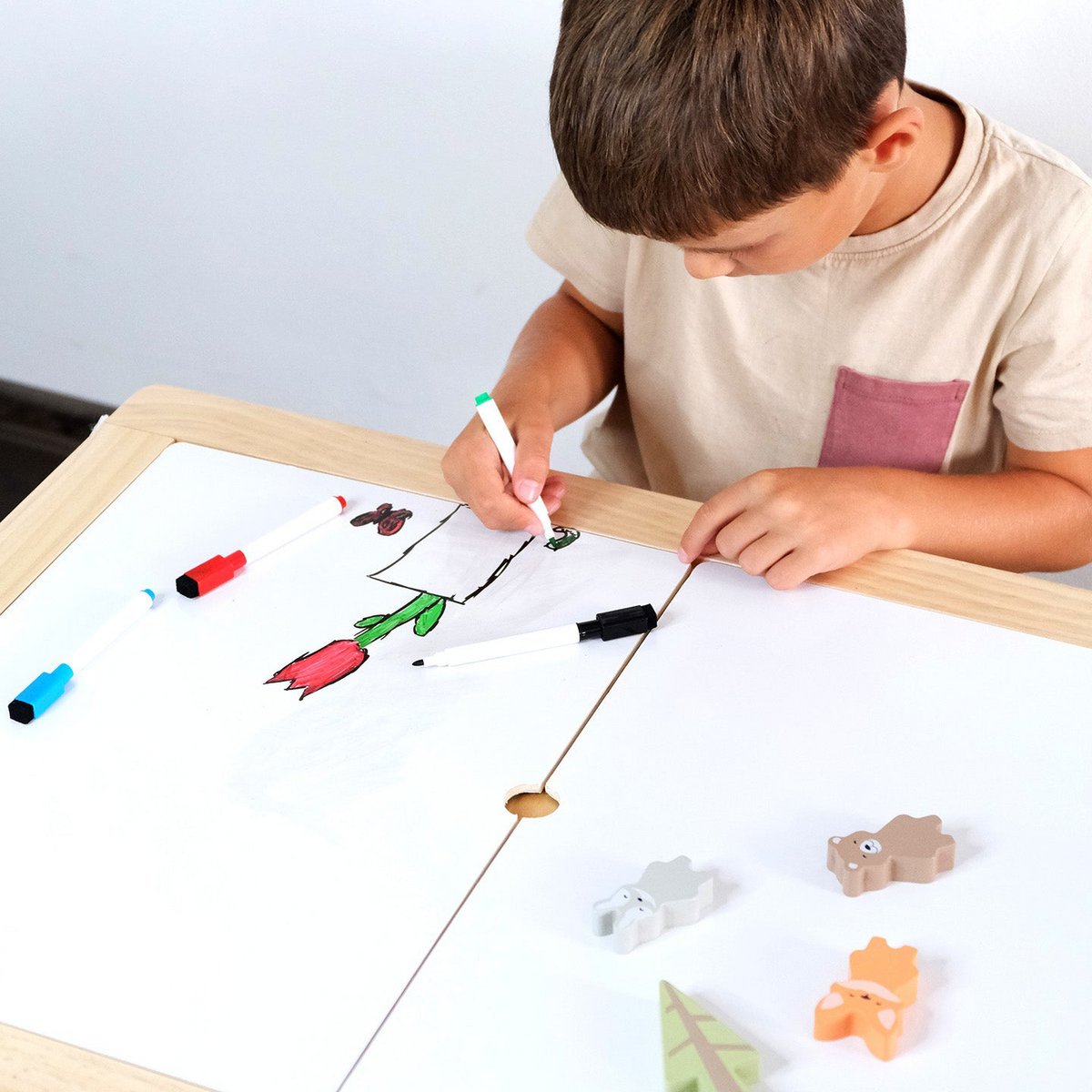 Creatieve speeltafel met teken- en speelblad