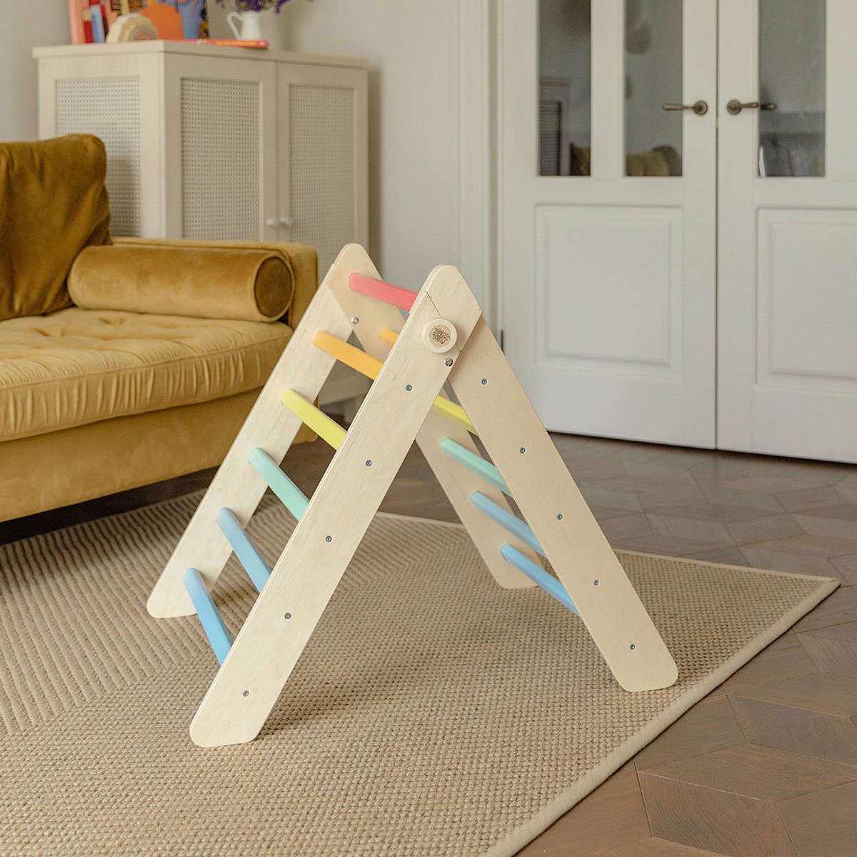 Houten Klimdriehoek met glijbaan – regenboogkleur