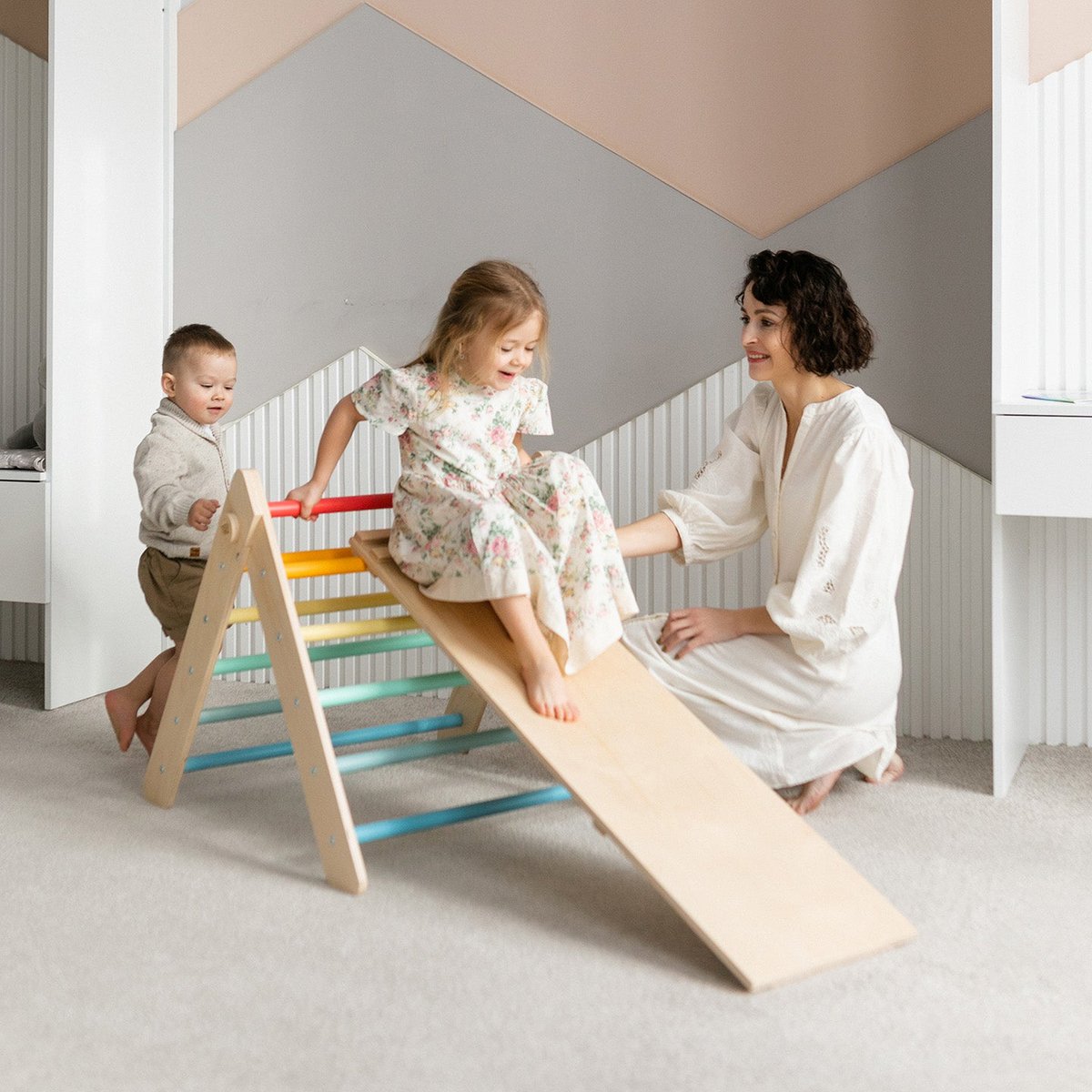 Houten Klimdriehoek met glijbaan – regenboogkleur