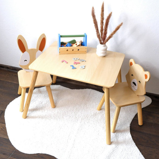 Houten kindertafel met 2 dierenstoeltjes